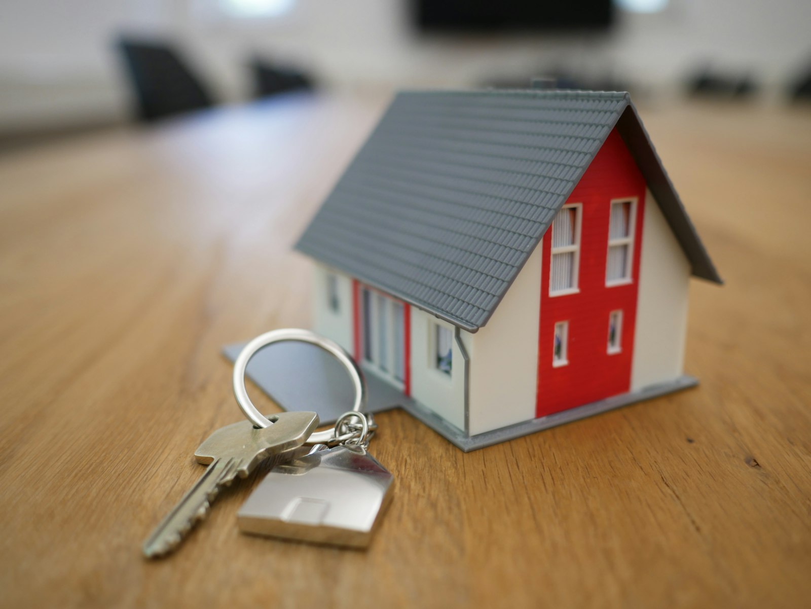 Chaves e miniatura de casa sobre a mesa